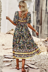 Robe mi-longue bohème à manches courtes et col carré